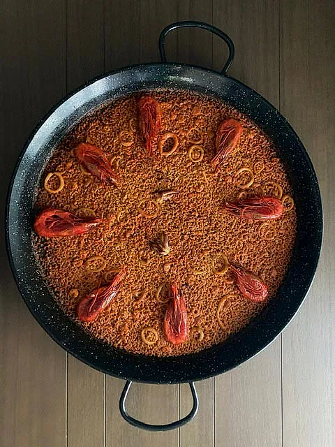 El Senyoret paella sobre mesa