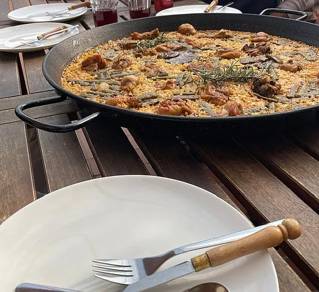 El Senyoret paella sobre mesa