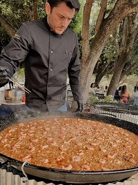 El Senyoret hombre haciendo arroz